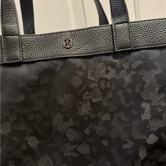 Lululemon Athletica Jacquard Camo Now and Always Large Tote in deep coal - Picture 3 of 12